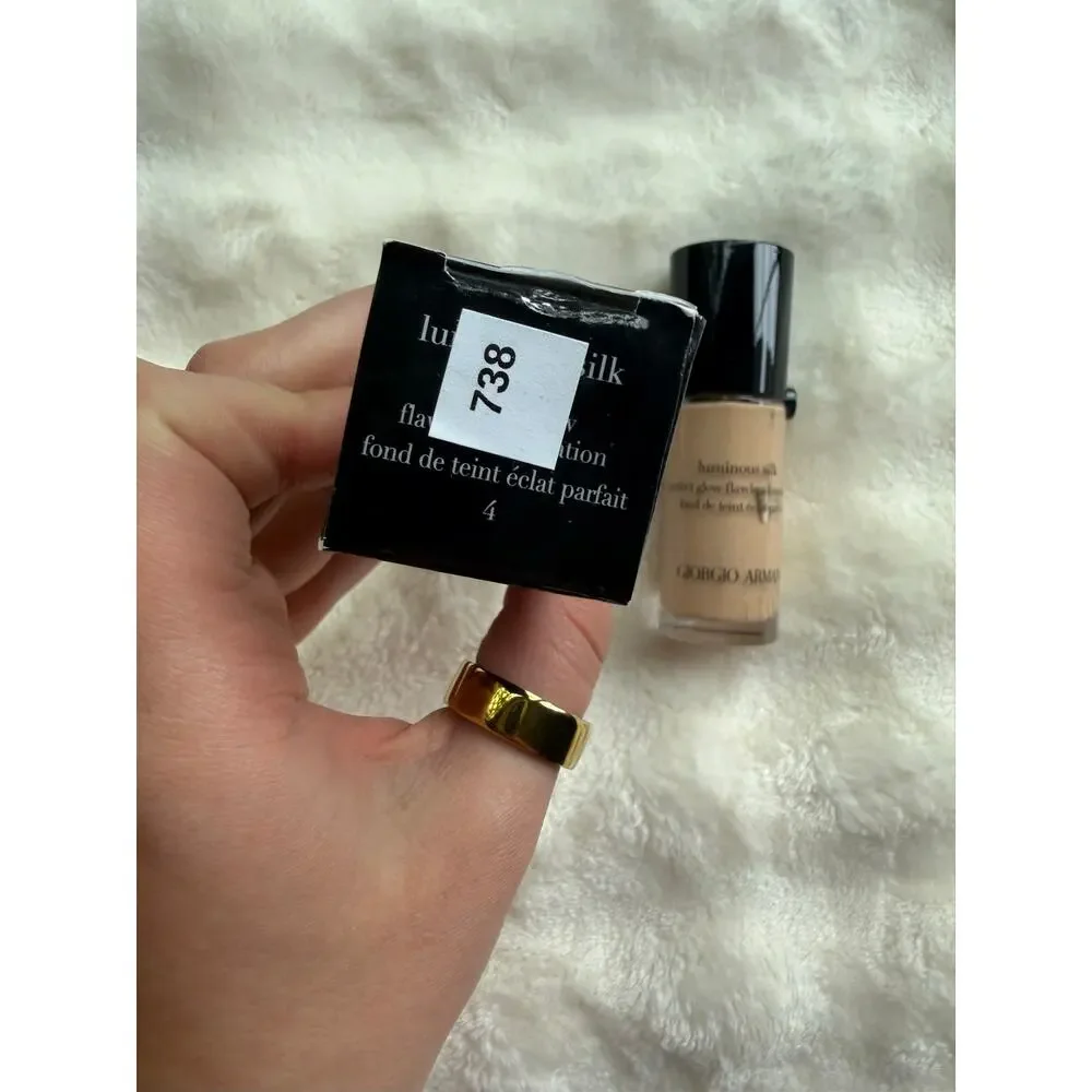 Giorgio Armani Luminous Silk Foundation Shade 4 – 0.6 oz / 18 mL